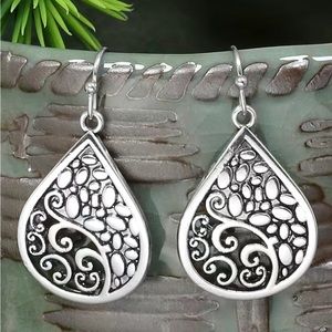 BRAND NEW 🩶 Carved Pattern Dangle Earrings